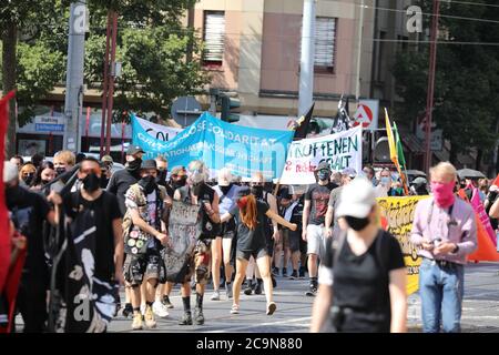 Erfurt, Germania. 01 agosto 2020. I partecipanti ad una dimostrazione con lo slogan 'organizza l'antifascista auto-protezione' corrono con bandiere e bandiere attraverso il centro della città. Il contesto degli eventi è un incidente nella notte dal 17. Al 18. Luglio. A quel tempo un gruppo di giovani è stato fisicamente aggredito e ferito davanti alla Cancelleria di Stato di Erfurt. Secondo le autorità investigative, alcuni aggressori hanno un background estremista di destra. Credit: Bodo Schackow/dpa-Zentralbild/dpa/Alamy Live News Foto Stock