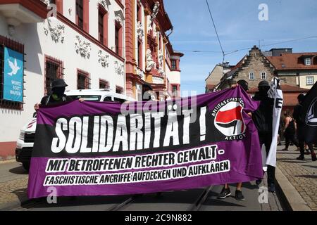 Erfurt, Germania. 01 agosto 2020. Partecipanti ad una dimostrazione con lo slogan 'organizzare l'antifascista auto-protezione' stand con striscioni di fronte alla cancelleria di Stato. Il contesto degli eventi è un incidente nella notte dal 17. Al 18. Luglio. A quel tempo un gruppo di giovani è stato fisicamente aggredito e ferito davanti alla Cancelleria di Stato di Erfurt. Secondo le autorità investigative, alcuni aggressori hanno un background estremista di destra. Credit: Bodo Schackow/dpa-Zentralbild/dpa/Alamy Live News Foto Stock