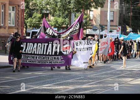 Erfurt, Germania. 01 agosto 2020. I partecipanti ad una dimostrazione con lo slogan 'organizza l'antifascista auto-protezione' corrono con bandiere e bandiere attraverso il centro della città. Il contesto degli eventi è un incidente nella notte dal 17. Al 18. Luglio. A quel tempo un gruppo di giovani è stato fisicamente aggredito e ferito davanti alla Cancelleria di Stato di Erfurt. Secondo le autorità investigative, alcuni aggressori hanno un background estremista di destra. Credit: Bodo Schackow/dpa-Zentralbild/dpa/Alamy Live News Foto Stock