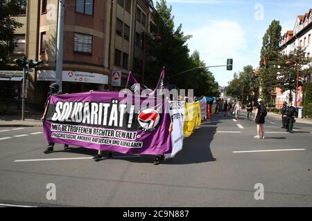 Erfurt, Germania. 01 agosto 2020. I partecipanti ad una dimostrazione con lo slogan 'organizza l'antifascista auto-protezione' corrono con bandiere e bandiere attraverso il centro della città. Il contesto degli eventi è un incidente nella notte dal 17. Al 18. Luglio. A quel tempo un gruppo di giovani è stato fisicamente aggredito e ferito davanti alla Cancelleria di Stato di Erfurt. Secondo le autorità investigative, alcuni aggressori hanno un background estremista di destra. Credit: Bodo Schackow/dpa-Zentralbild/dpa/Alamy Live News Foto Stock