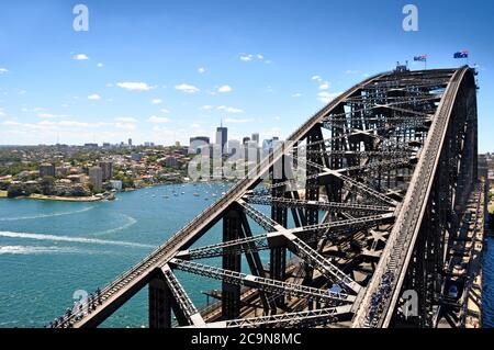 Vista del Sydney Harbour Bridge dal pilone sud-orientale Il punto di osservazione turistico verso North Sydney Foto Stock