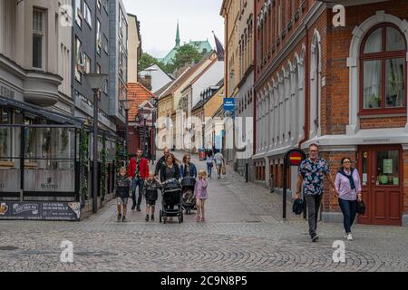 Helsingborg, Svezia - 26 luglio 2020: Persone che camminano in città una domenica estiva piovosa a Helsingborg, Svezia. Luglio 2020 è stato il più umido in molti anni Foto Stock