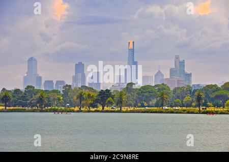 Lo skyline della città di Melbourne è sotto le nuvole della tempesta, con il lago Albert Park in primo piano e l'edificio Eureka Skydeck 88 in evidenza. Foto Stock