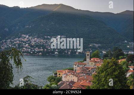 Vista panoramica di Torno e del lago di Como in Italia Foto Stock