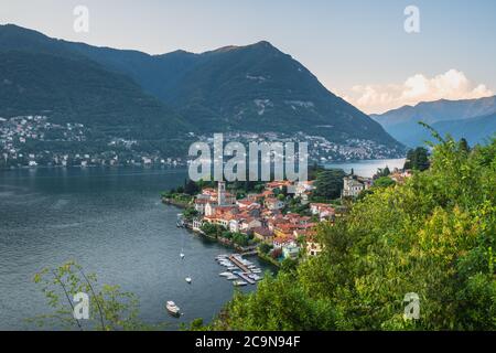 Vista panoramica di Torno e del lago di Como in Italia Foto Stock