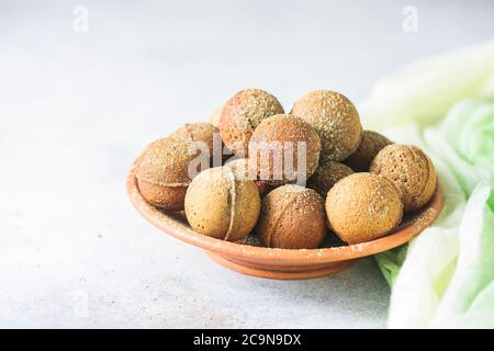 ciambelle vegetariane con tè matcha. Spazio di copia. Messa a fuoco selettiva Foto Stock