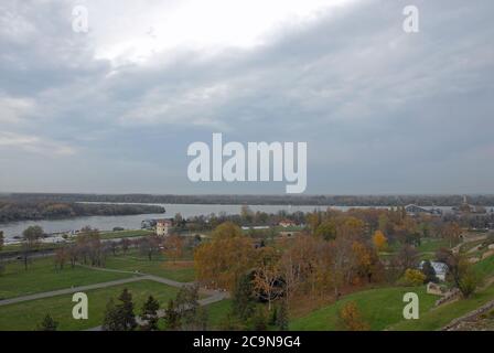 Vista sul parco Kalemagdan a Belgrado, Serbia. Vista dalla vicina Fortezza di Belgrado che mostra il parco e la confluenza del Danubio e dei fiumi Sava Foto Stock