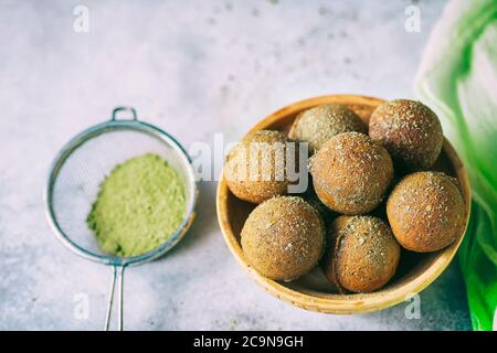 ciambelle vegetariane con tè matcha. Spazio di copia. Messa a fuoco selettiva Foto Stock