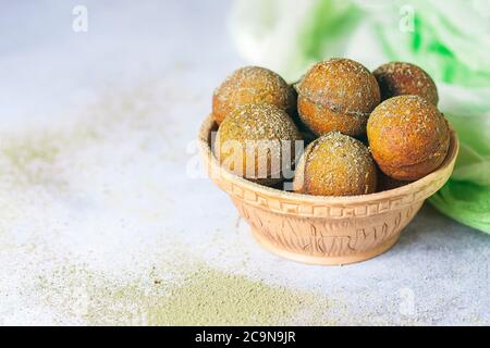 ciambelle vegetariane con tè matcha. Spazio di copia. Messa a fuoco selettiva Foto Stock