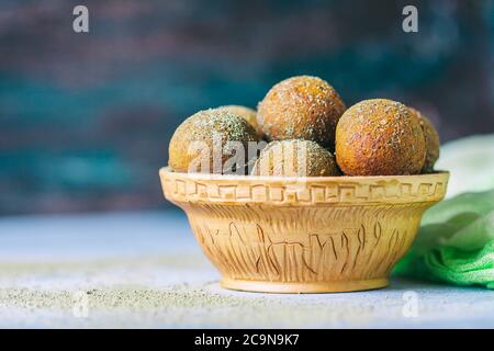 ciambelle vegetariane con tè matcha. Spazio di copia. Messa a fuoco selettiva Foto Stock