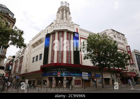 Parigi, Francia. 31 luglio 2020. L'esterno del cinema Grand Rex si trova a Parigi, in Francia, il 31 luglio 2020. Grand Rex, un iconico cinema francese, chiuderà le porte per il mese di agosto per la mancanza di pubblico e di successi estivi. Credit: Gao Jing/Xinhua/Alamy Live News Foto Stock