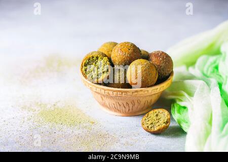 ciambelle vegetariane con tè matcha. Spazio di copia. Messa a fuoco selettiva Foto Stock