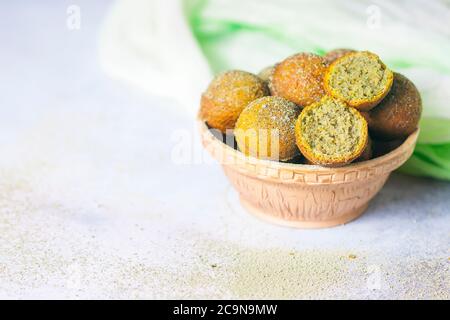 ciambelle vegetariane con tè matcha. Spazio di copia. Messa a fuoco selettiva Foto Stock