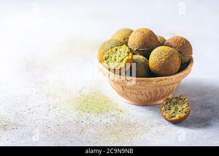 ciambelle vegetariane con tè matcha. Spazio di copia. Messa a fuoco selettiva Foto Stock