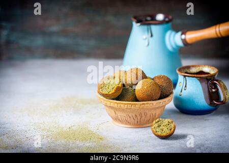 ciambelle vegetariane con tè matcha. Spazio di copia. Messa a fuoco selettiva Foto Stock