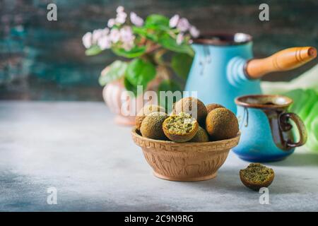 ciambelle vegetariane con tè matcha. Spazio di copia. Messa a fuoco selettiva Foto Stock