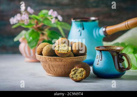 ciambelle vegetariane con tè matcha. Spazio di copia. Messa a fuoco selettiva Foto Stock