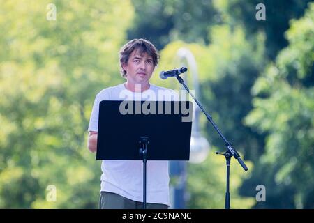 Berlino, Germania. 01 agosto 2020. Michael Ballweg, iniziatore dell'iniziativa 'Querdenken 711', parla al rally contro le restrizioni corona sulla Straße des 17. L'iniziativa "Querdenken 711" ha richiesto la dimostrazione contro le misure corona. Il motto della manifestazione è "la fine della pandemia - la Giornata della libertà". Credit: Christoph Soeder/dpa/Alamy Live News Foto Stock