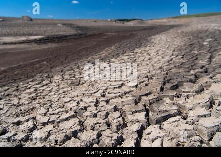 Selset Reservoir, Middleton a Teesdale, Co. Durham con livelli molto bassi di acqua. Costruito nel 1960, fornisce teesdale e Teesdide. Foto Stock