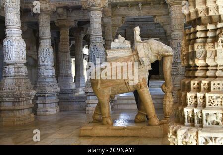 RANAKPUR, INDIA . Incredibile scultura scolpita di elefante nel tempio Adinath jain nel Rajasthan Foto Stock