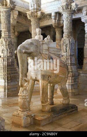 RANAKPUR, INDIA . Incredibile scultura scolpita di elefante nel tempio Adinath jain nel Rajasthan Foto Stock