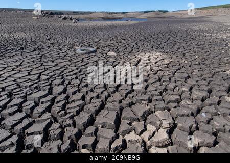 Selset Reservoir, Middleton a Teesdale, Co. Durham con livelli molto bassi di acqua. Costruito nel 1960, fornisce teesdale e Teeside. Foto Stock