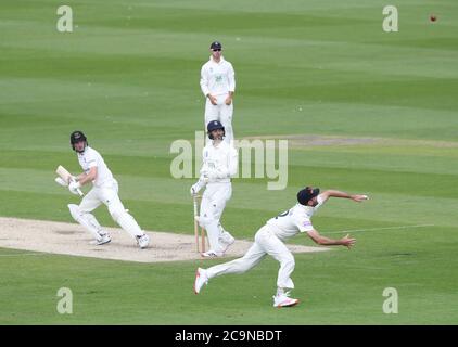 Hove, Regno Unito. 01 agosto 2020. Hampshire's Ian Holland cade Sussex's Mitch Claydon durante il giorno uno del Bob Willis Trophy tra Sussex e Hampshire al primo terreno della contea centrale. Credit: James Boardman/Alamy Live News Foto Stock