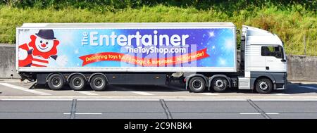 Truck Truck Truck & Entertainer Toy Shop Retail business supply chain trailer di consegna a livello nazionale grafica pubblicitaria colorata per bambini giocattoli autostrada REGNO UNITO Foto Stock