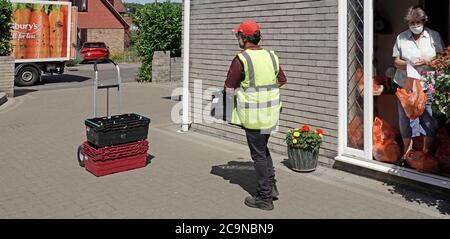 Sainsburys supermercato pandemic alimentari shopping consegna van & driver Casa di famiglia pensionato in Coronavirus covid 19 maschera & divaricamento sociale REGNO UNITO Foto Stock
