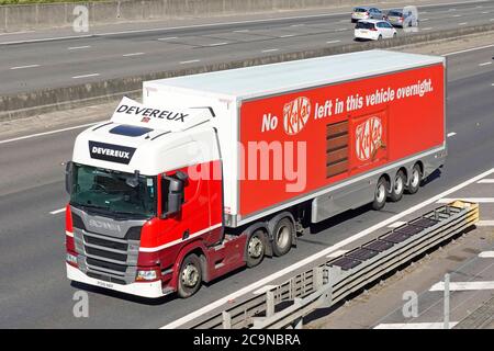 Nestle KitKat alimentare business supply chain umorismo pubblicità su articolato Rimorchio per barra di cioccolato Kit Kat e camion guida con logo Carrello sull'autostrada del Regno Unito Foto Stock