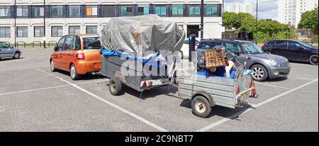 Forse disgrazie o costosi errori di parcheggio chattels all'interno dell'auto & due rimorchi caricati in due vani di pay & display Parcheggio Essex Inghilterra UK Foto Stock