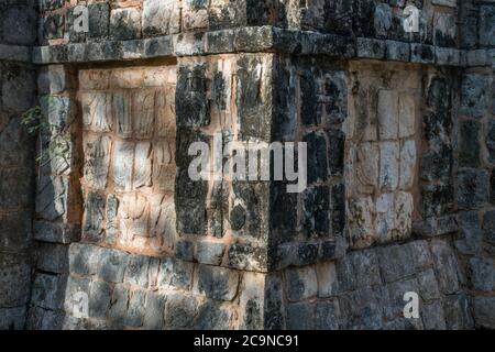 Bas sculture in rilievo sulla piattaforma di Venere nel Gruppo Ossuario nelle rovine della grande città maya di Chichen Itza, Yucatan, Messico. Foto Stock