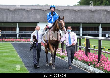 Trattenete guidato dal jockey Oisin Murphy (centro) dopo aver vinto il gloriosamente semplice con MansionBet ulteriore Flight Stakes presso l'ippodromo di Newmarket. Foto Stock