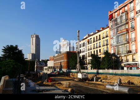 Vista dei lavori di costruzione in Calle Bailen, parte del progetto di riqualificazione di Plaza de España, grattacielo Torre de Madrid in Distance, Madrid, Spagna Foto Stock