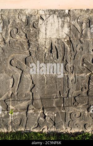 Sculture in pietra bassorilievo di giocatori di palla sulle pareti della Grande Ball Court nelle rovine della grande città maya di Chichen Itza, Yucatan, Messico. Foto Stock