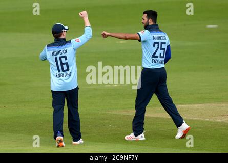 L'inglese Saqib Mahmood (a destra) festeggia con il capitano Eoin Morgan dopo aver preso il wicket del irlandese Simi Singh durante la seconda Giornata Internazionale della Royal London Series all'Ageas Bowl, Southampton. Foto Stock