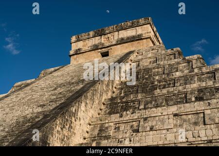 El Castillo, il Castello, o il Tempio di Kukulkan è la più grande piramide nelle rovine della grande città maya di Chichen Itza, Yucatan, Messico. Foto Stock