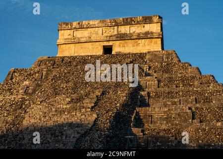 El Castillo, il Castello, o il Tempio di Kukulkan è la più grande piramide nelle rovine della grande città maya di Chichen Itza, Yucatan, Messico. Foto Stock