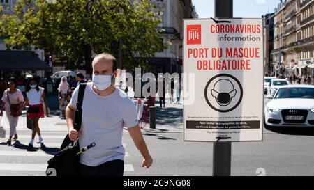 LILLE, HAUT DE FRANCE, FRANCIA, 01 AGOSTO 2020 : NUOVO SEGNO DI OBBLIGO A LILLE, FRANCIA CITTÀ DI INDOSSARE LA MASCHERA ALL'APERTO. Foto Stock