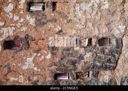 Offerte di denaro all'interno buchi-muro-cappella in Thirtythree Paradiso Grotte-Matisi Tempio-Zhangye-Gansu-Cina-0997 Foto Stock