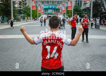 Londra, Regno Unito. 1 agosto 2020. Un giovane Arsenale che indossa una camicia a sostegno del capitano dell'Arsenale Pierre-Emerick Aubameyang si acclama nella squadra fuori dallo stadio di Wembley poco prima della finale della fa Cup tra Arsenal e Chelsea. Normalmente in maggio, la competizione ha dovuto essere riprogrammata a causa della pandemia del coronavirus. Non saranno ammessi spettatori o fan nello stadio, sarà la prima 'Fanless fa Cup Final'. Credit: Stephen Chung / Alamy Live News Foto Stock