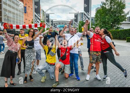 Londra, Regno Unito. 1 agosto 2020. Alcuni tifosi dell'Arsenal incoraggiano la loro squadra in Olympic Way fuori dallo stadio di Wembley poco prima della finale della Coppa fa tra Arsenal e Chelsea. Normalmente in maggio, la competizione ha dovuto essere riprogrammata a causa della pandemia del coronavirus. Non saranno ammessi spettatori o fan nello stadio, sarà la prima 'Fanless fa Cup Final'. Credit: Stephen Chung / Alamy Live News Foto Stock