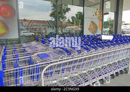 EMSTEK, GERMANIA - 01 agosto 2020: Vista a fila di carrelli per lo shopping accanto all'ingresso del supermercato discout ALDI Nord Foto Stock