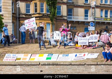 Bournemouth, Dorset UK. 1 agosto 2020. Gruppo di persone esprimono le loro vedute fuori del Municipio di Bournemouth circa le restrizioni e la guida su Coronavirus Covid-19. Negatori Covid. Credit: Carolyn Jenkins/Alamy Live News Foto Stock