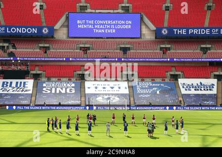 I giocatori e i funzionari delle partite si levano in piedi intorno al cerchio centrale per riconoscere la campagna Heads Up al Wembley Stadium, Londra. Foto Stock