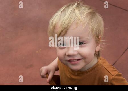 Adorabile ritratto di 2 anni di ragazzo biondo Foto Stock