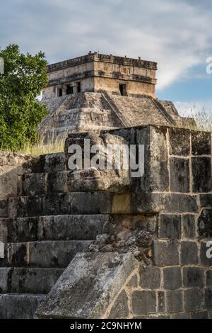 La piattaforma delle aquile e Jaguar, costruita in stile Maya-Tolteco, nelle rovine della grande città maya di Chichen Itza, Yucatan, Messico. Foto Stock