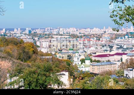 Vista dei tetti multicolore di nuovi edifici di appartamenti a Vozdvizhenka in una nuova zona residenziale nell'antico quartiere storico di Podol, Kiev, Foto Stock