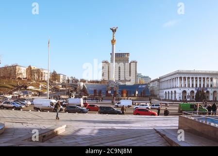 Kiev, Ucraina - 03 gennaio 2020: Passeggiata nel centro di Kiev. Vista su Piazza Indipendenza e Khreshchatyk Street. Al centro - l'Independence Mo Foto Stock