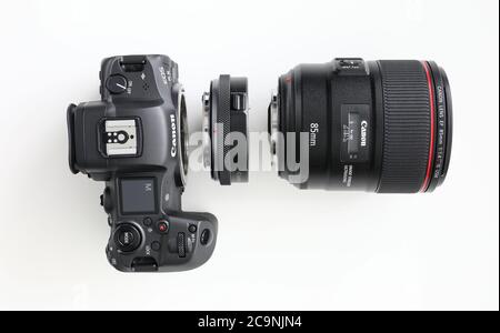 Nuova fotocamera digitale mirrorless Canon r5 su primo piano su sfondo bianco Foto Stock